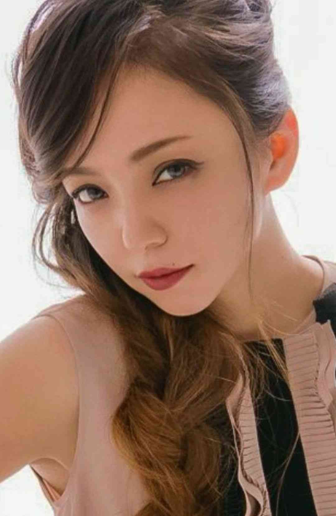 浜崎あゆみ、ライブのステージ衣装に批判殺到「安室奈美恵のパクリ」「これはひどい」
