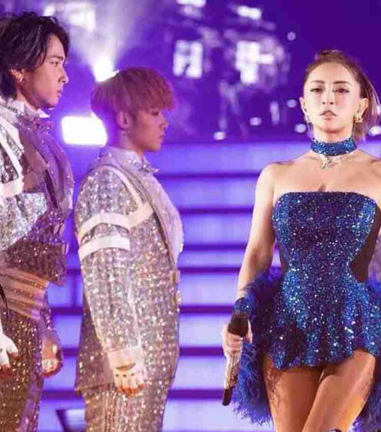浜崎あゆみ、ライブのステージ衣装に批判殺到「安室奈美恵のパクリ」「これはひどい」 