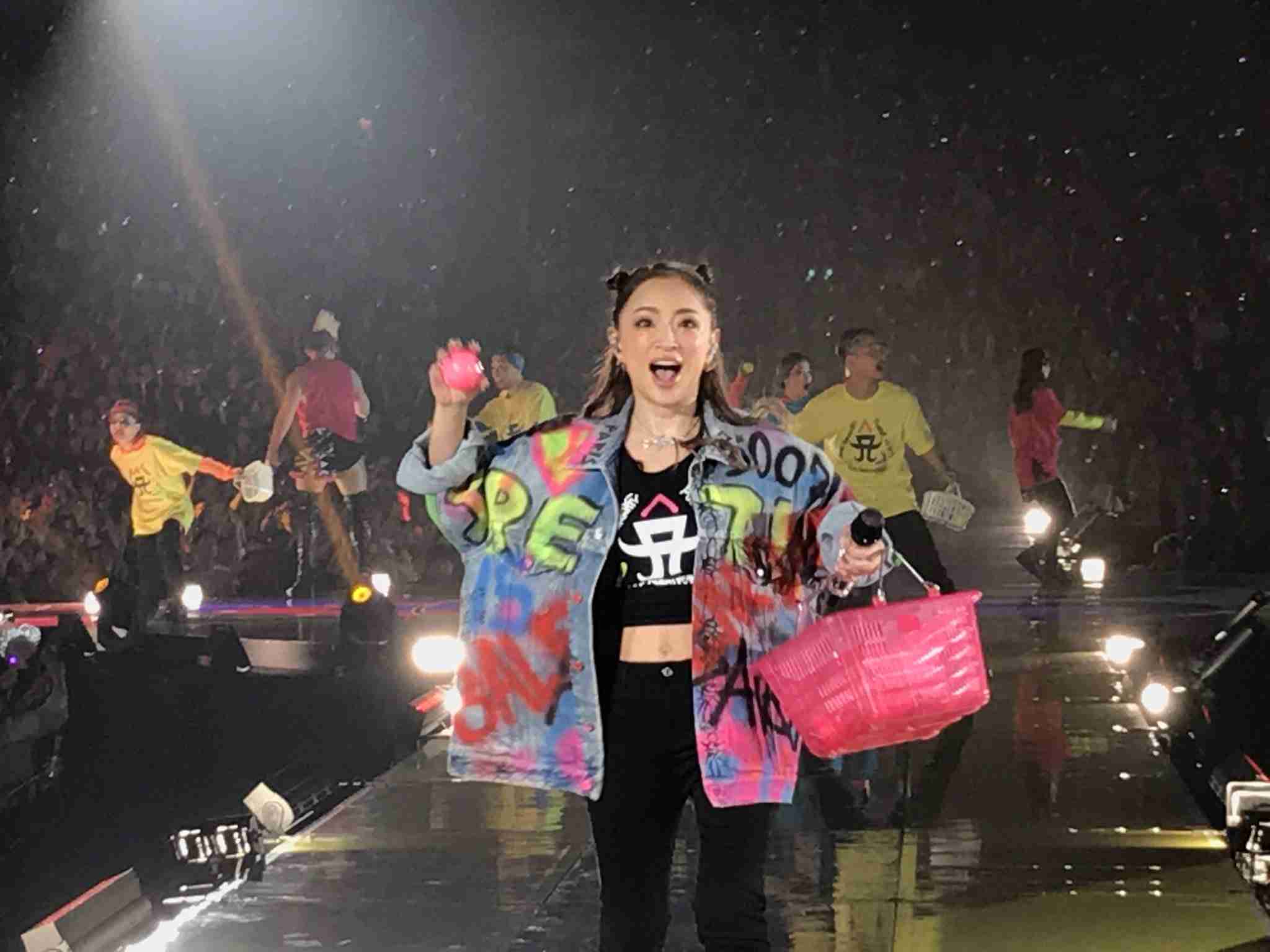 浜崎あゆみ、ライブのステージ衣装に批判殺到「安室奈美恵のパクリ」「これはひどい」 