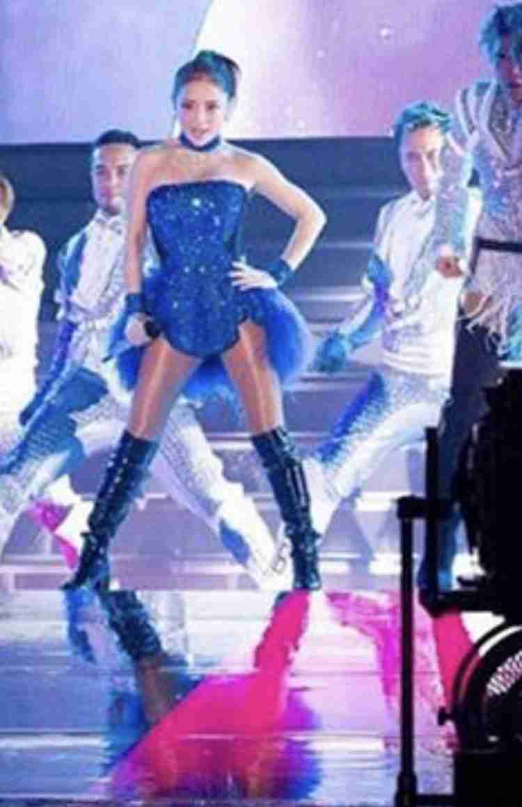 浜崎あゆみ、ライブのステージ衣装に批判殺到「安室奈美恵のパクリ」「これはひどい」 