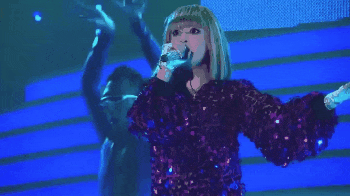 浜崎あゆみ、ライブのステージ衣装に批判殺到「安室奈美恵のパクリ」「これはひどい」 