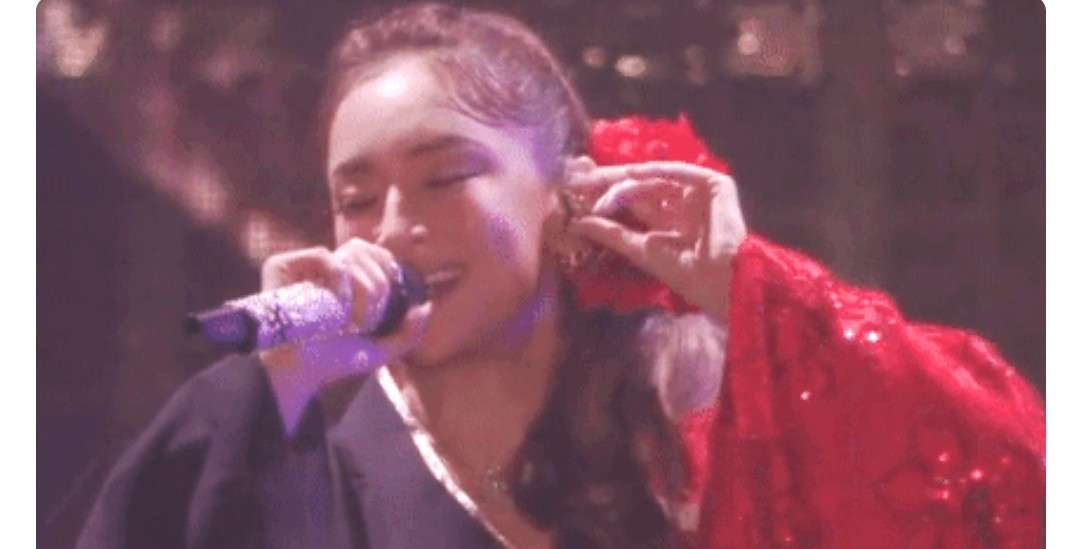 浜崎あゆみ、ライブのステージ衣装に批判殺到「安室奈美恵のパクリ」「これはひどい」