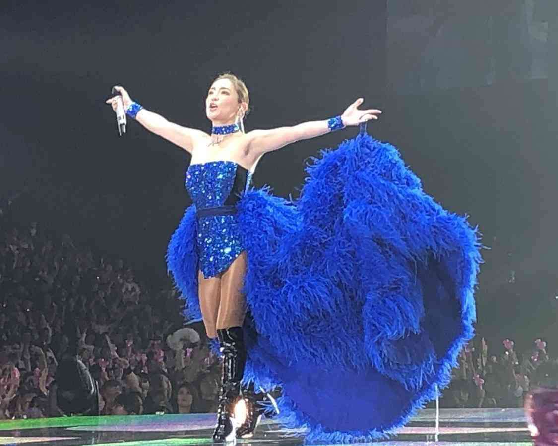 浜崎あゆみ、ライブのステージ衣装に批判殺到「安室奈美恵のパクリ」「これはひどい」 