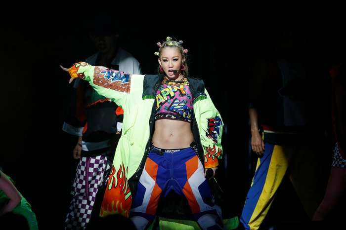 浜崎あゆみ、ライブのステージ衣装に批判殺到「安室奈美恵のパクリ」「これはひどい」 
