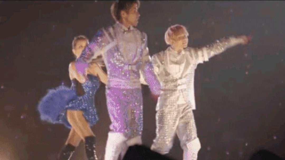 浜崎あゆみ、ライブのステージ衣装に批判殺到「安室奈美恵のパクリ」「これはひどい」