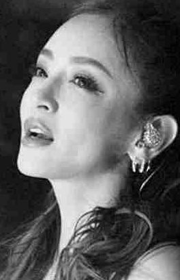 浜崎あゆみ、ライブのステージ衣装に批判殺到「安室奈美恵のパクリ」「これはひどい」 
