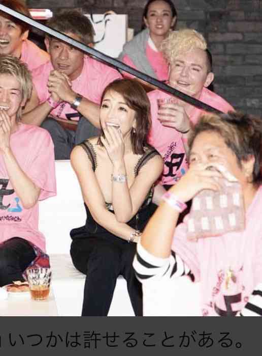 浜崎あゆみ、ライブのステージ衣装に批判殺到「安室奈美恵のパクリ」「これはひどい」 
