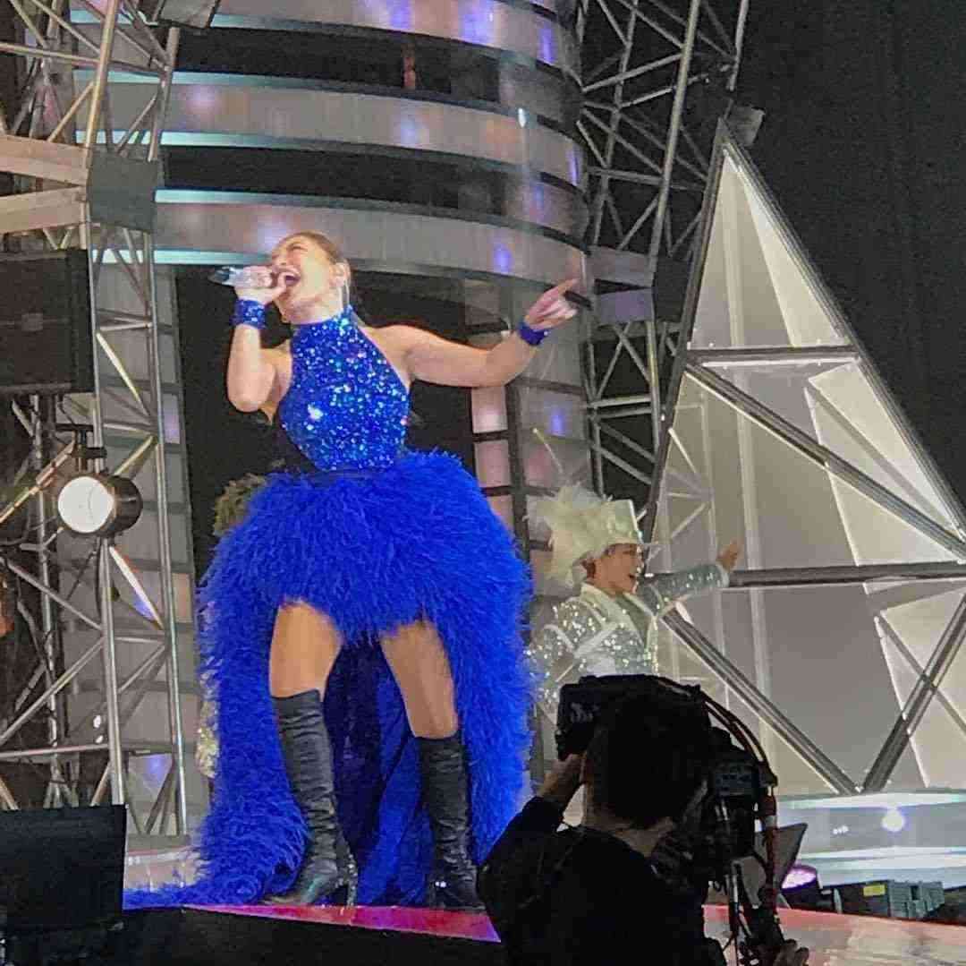 浜崎あゆみ、ライブのステージ衣装に批判殺到「安室奈美恵のパクリ」「これはひどい」 