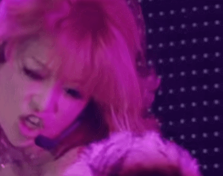 浜崎あゆみ、ライブのステージ衣装に批判殺到「安室奈美恵のパクリ」「これはひどい」 