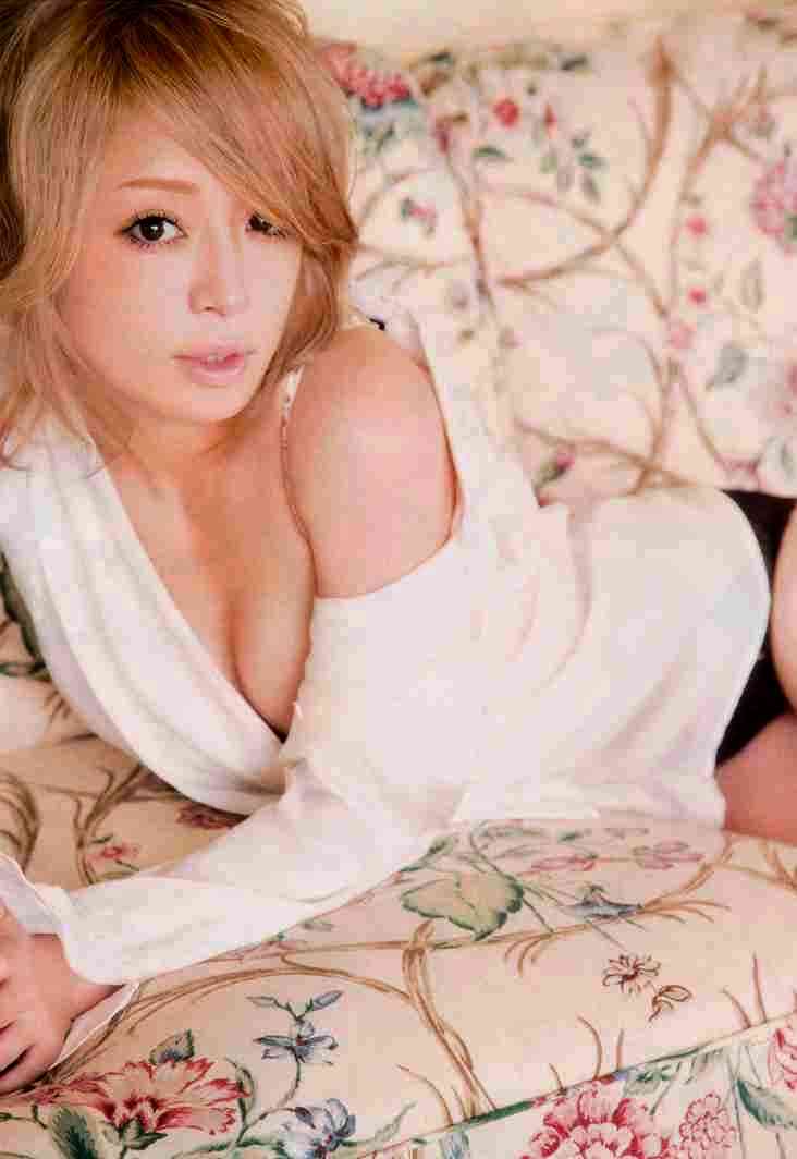 浜崎あゆみ、ライブのステージ衣装に批判殺到「安室奈美恵のパクリ」「これはひどい」 