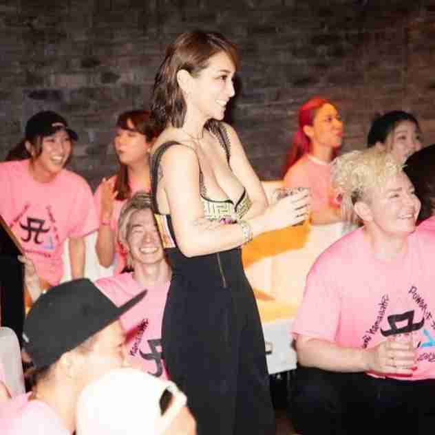 浜崎あゆみ、ライブのステージ衣装に批判殺到「安室奈美恵のパクリ」「これはひどい」 