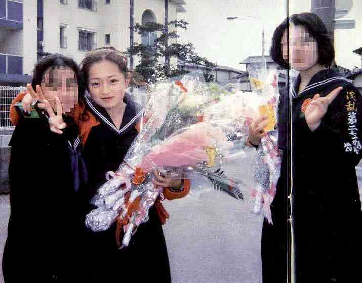 浜崎あゆみ、ライブのステージ衣装に批判殺到「安室奈美恵のパクリ」「これはひどい」 