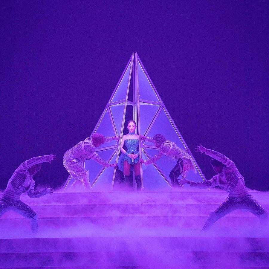 浜崎あゆみ、ライブのステージ衣装に批判殺到「安室奈美恵のパクリ」「これはひどい」 