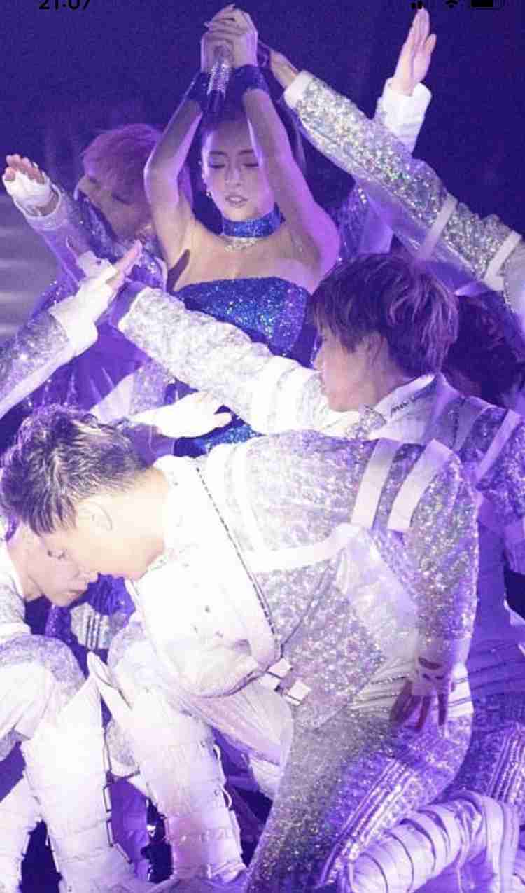 浜崎あゆみ、ライブのステージ衣装に批判殺到「安室奈美恵のパクリ」「これはひどい」 