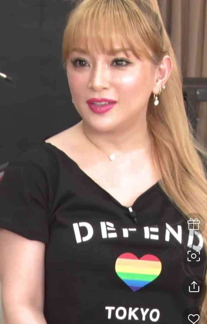 浜崎あゆみ、ライブのステージ衣装に批判殺到「安室奈美恵のパクリ」「これはひどい」 