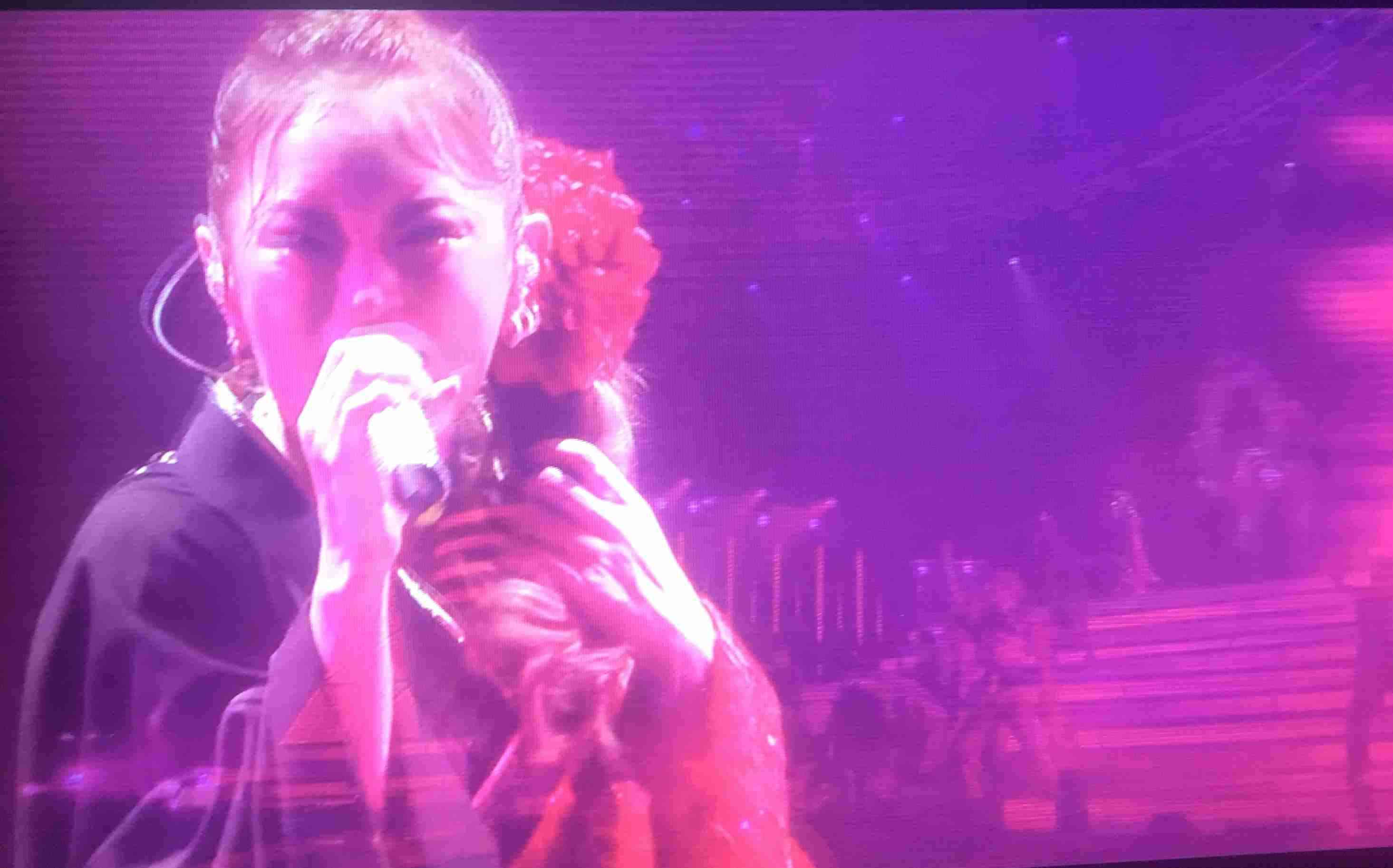 浜崎あゆみ、ライブのステージ衣装に批判殺到「安室奈美恵のパクリ」「これはひどい」 