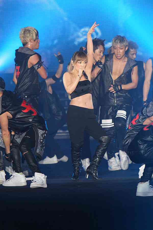 浜崎あゆみ、ライブのステージ衣装に批判殺到「安室奈美恵のパクリ」「これはひどい」 