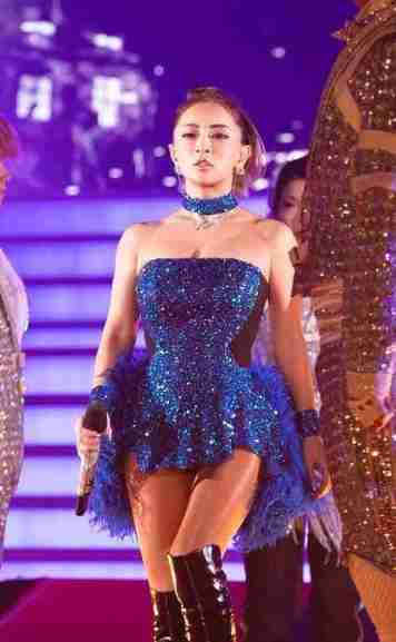 浜崎あゆみ、ライブのステージ衣装に批判殺到「安室奈美恵のパクリ」「これはひどい」 
