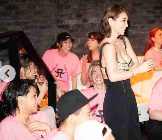 浜崎あゆみ、ライブのステージ衣装に批判殺到「安室奈美恵のパクリ」「これはひどい」 
