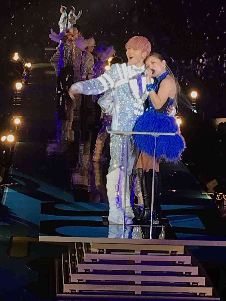 浜崎あゆみ、ライブのステージ衣装に批判殺到「安室奈美恵のパクリ」「これはひどい」