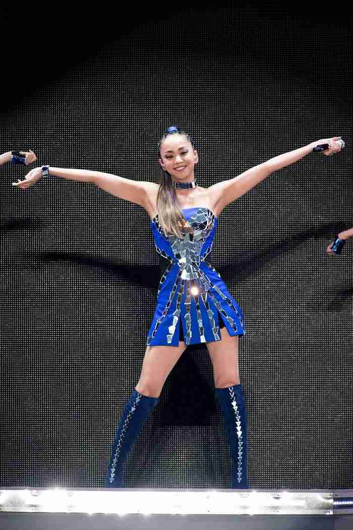浜崎あゆみ、ライブのステージ衣装に批判殺到「安室奈美恵のパクリ」「これはひどい」 