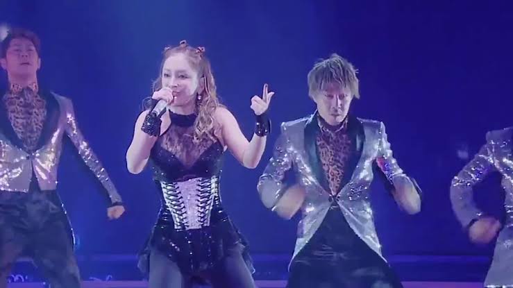 浜崎あゆみ、ライブのステージ衣装に批判殺到「安室奈美恵のパクリ」「これはひどい」 