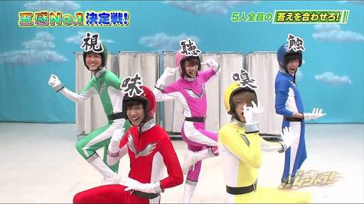 裸の少年観てる人〜!