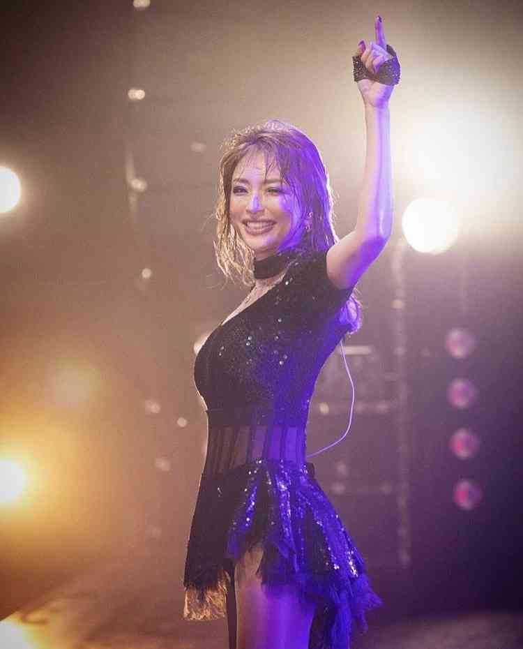 浜崎あゆみ、リハーサル中の姿に驚きの声「不自然なあごが怖い」「加工なの?」