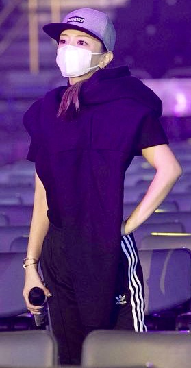 浜崎あゆみ、リハーサル中の姿に驚きの声「不自然なあごが怖い」「加工なの?」