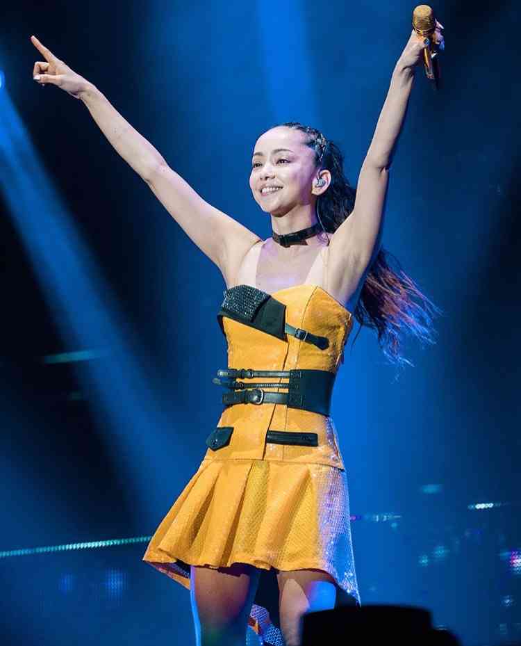 浜崎あゆみ、リハーサル中の姿に驚きの声「不自然なあごが怖い」「加工なの?」