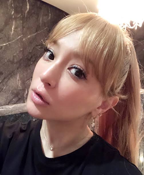 浜崎あゆみ、リハーサル中の姿に驚きの声「不自然なあごが怖い」「加工なの?」