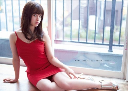 橋本環奈、女性誌で「裸エプロン風のサロペット」姿を披露　ヌーディな背中がセクシー