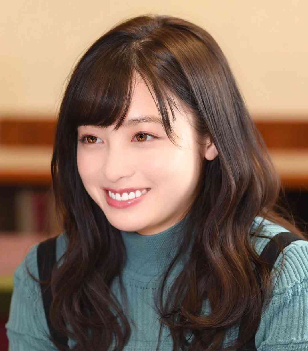 橋本環奈、女性誌で「裸エプロン風のサロペット」姿を披露　ヌーディな背中がセクシー