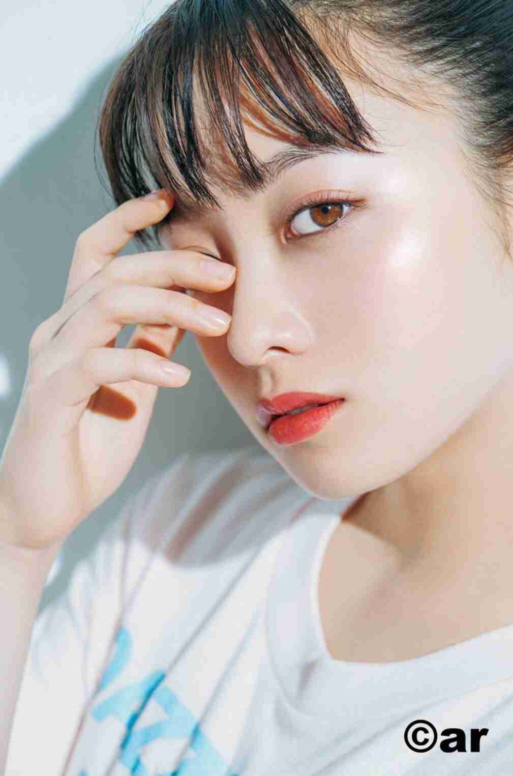 橋本環奈、女性誌で「裸エプロン風のサロペット」姿を披露　ヌーディな背中がセクシー