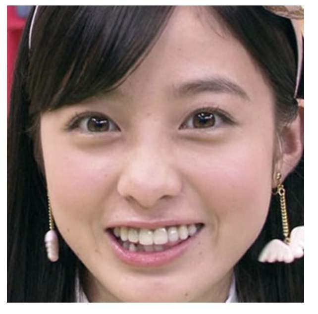 橋本環奈、女性誌で「裸エプロン風のサロペット」姿を披露　ヌーディな背中がセクシー