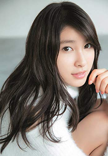 橋本環奈、女性誌で「裸エプロン風のサロペット」姿を披露　ヌーディな背中がセクシー