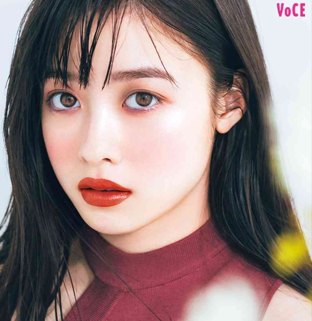 橋本環奈、女性誌で「裸エプロン風のサロペット」姿を披露　ヌーディな背中がセクシー