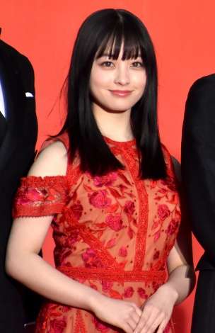 橋本環奈、女性誌で「裸エプロン風のサロペット」姿を披露　ヌーディな背中がセクシー