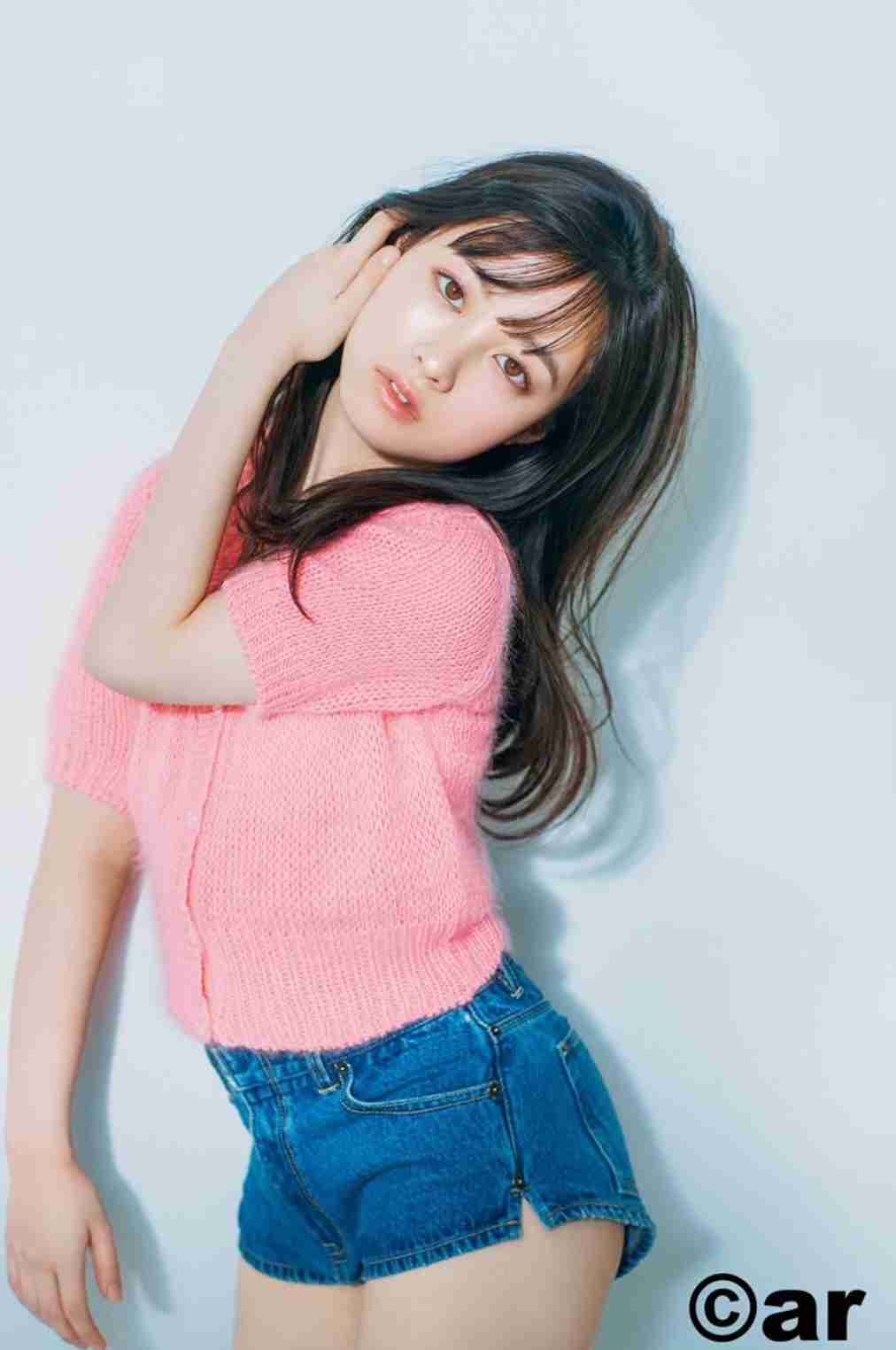橋本環奈、女性誌で「裸エプロン風のサロペット」姿を披露　ヌーディな背中がセクシー