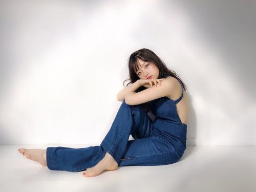 橋本環奈、女性誌で「裸エプロン風のサロペット」姿を披露　ヌーディな背中がセクシー