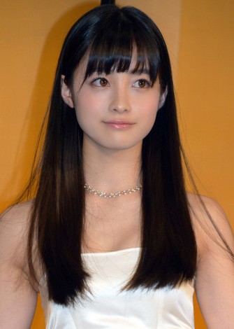 橋本環奈、女性誌で「裸エプロン風のサロペット」姿を披露　ヌーディな背中がセクシー