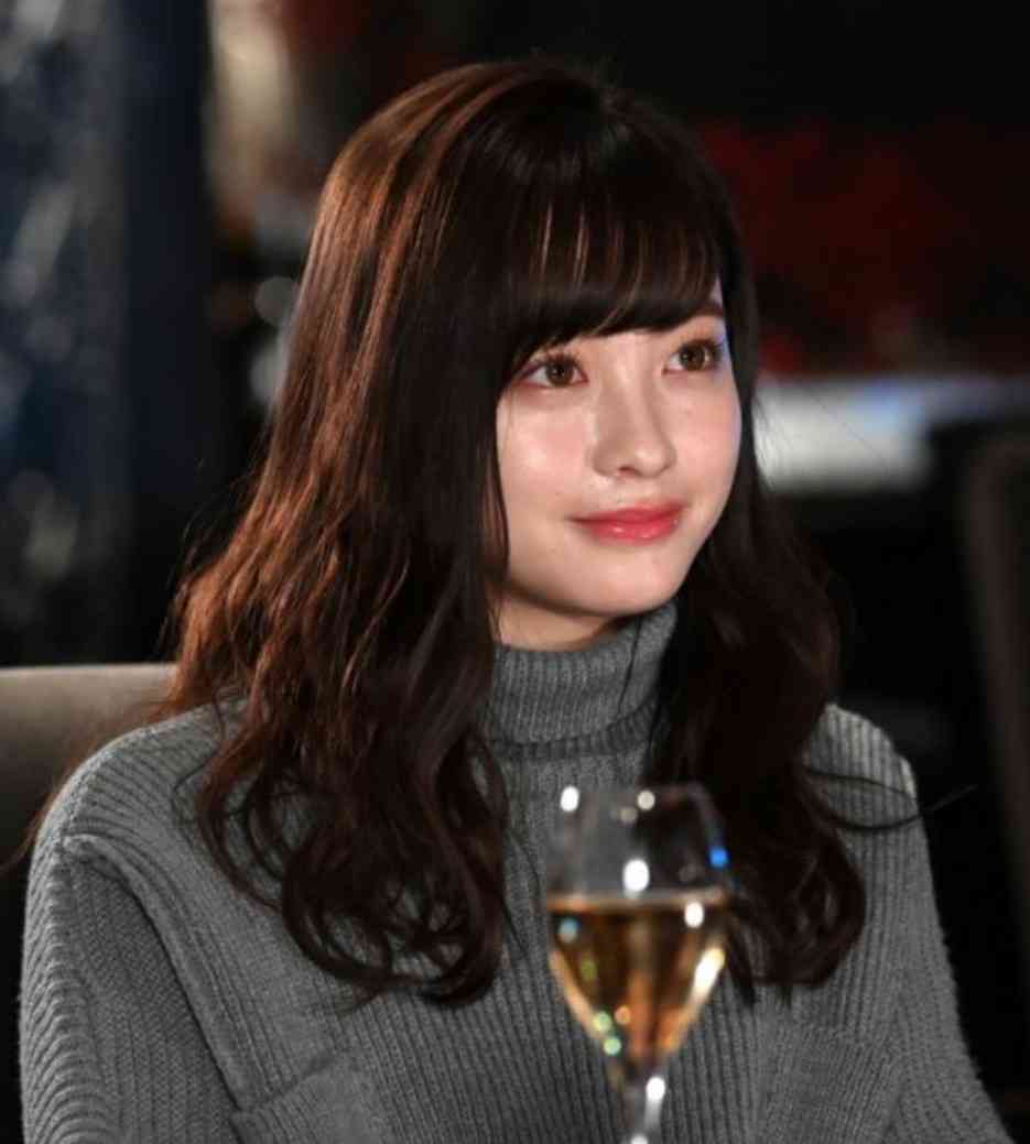 橋本環奈、女性誌で「裸エプロン風のサロペット」姿を披露　ヌーディな背中がセクシー