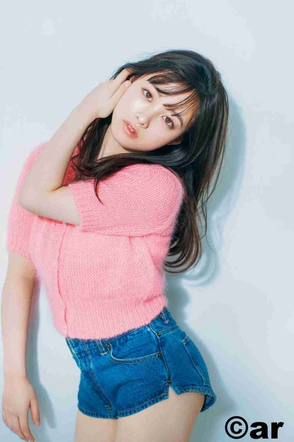 橋本環奈、女性誌で「裸エプロン風のサロペット」姿を披露　ヌーディな背中がセクシー