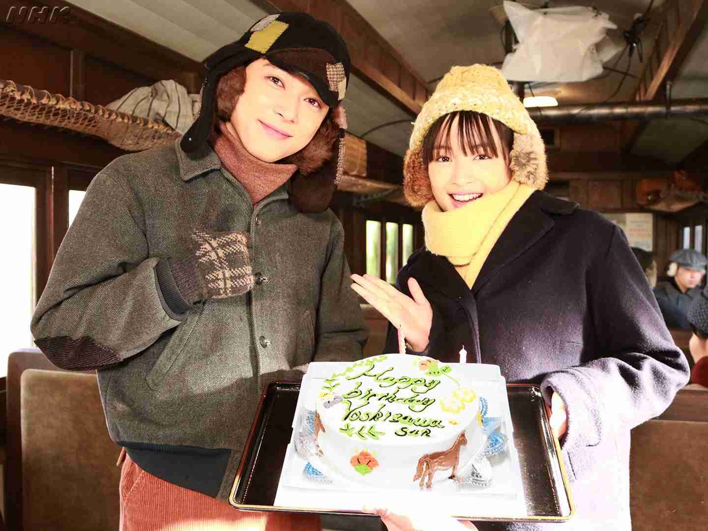 橋本環奈、女性誌で「裸エプロン風のサロペット」姿を披露　ヌーディな背中がセクシー