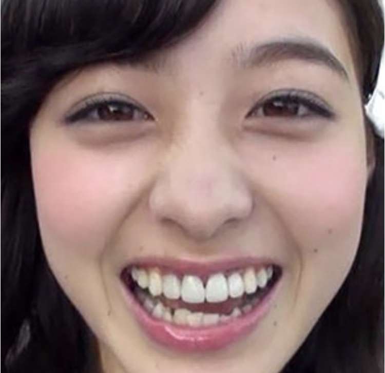 橋本環奈、女性誌で「裸エプロン風のサロペット」姿を披露　ヌーディな背中がセクシー