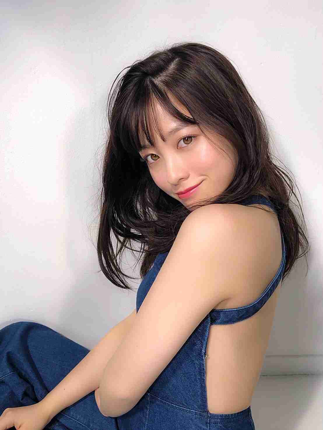 橋本環奈、女性誌で「裸エプロン風のサロペット」姿を披露　ヌーディな背中がセクシー