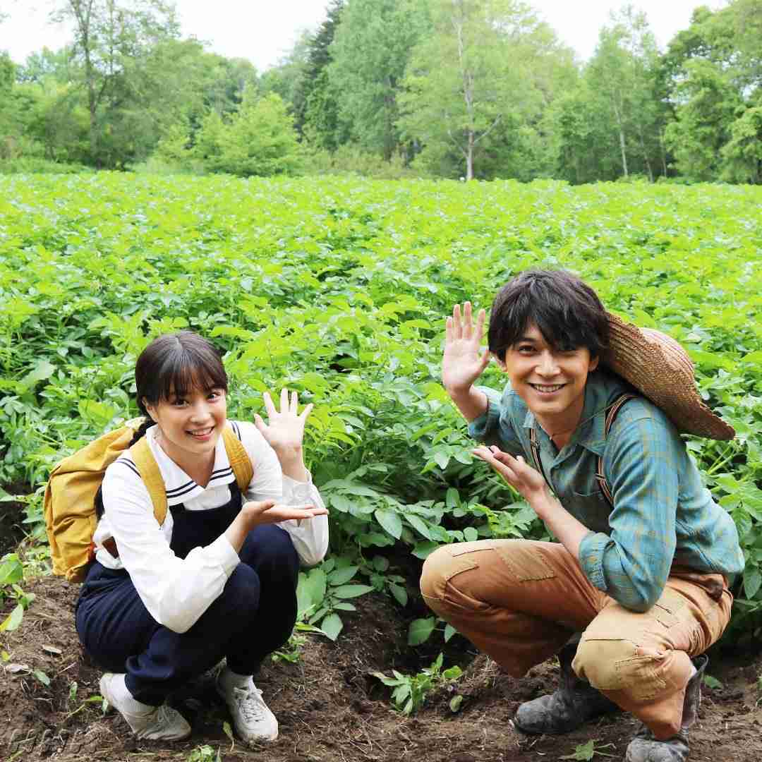 橋本環奈、女性誌で「裸エプロン風のサロペット」姿を披露　ヌーディな背中がセクシー