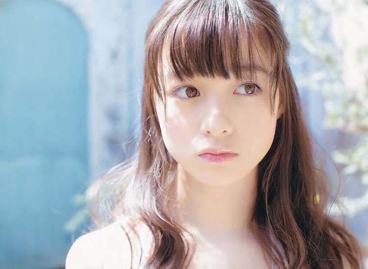 橋本環奈、女性誌で「裸エプロン風のサロペット」姿を披露　ヌーディな背中がセクシー
