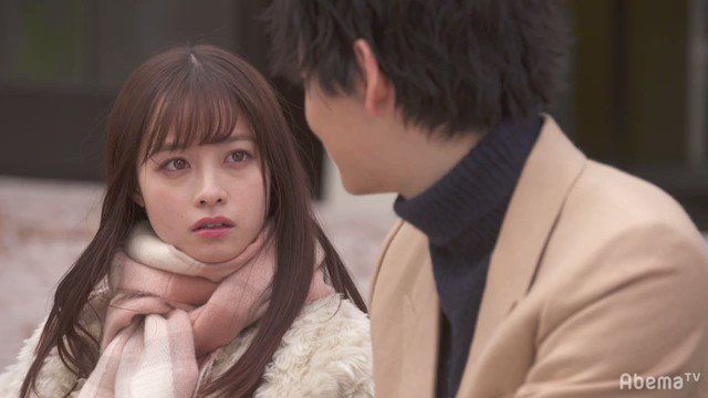 橋本環奈、女性誌で「裸エプロン風のサロペット」姿を披露　ヌーディな背中がセクシー