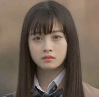 橋本環奈、女性誌で「裸エプロン風のサロペット」姿を披露　ヌーディな背中がセクシー